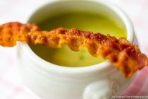 Unsere Erbsensuppe mit Minze und Speck