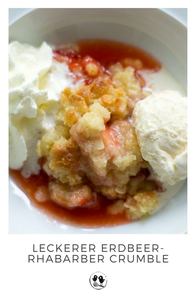 Erdbeer- Rhabarber Crumble mit Vanilleeis - Die kleinen Feinschmecker Erdbeer- Rhabarber Crumble mit Vanilleeis - Die kleinen Feinschmecker