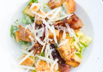 Caesar Salad mit Hähnchenbrust