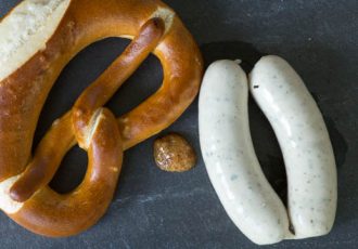 Leckere Weißwurst mit Brezel