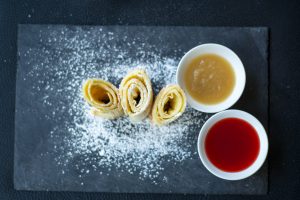 Pfannkuchen mit Apfelmus und Marmelade
