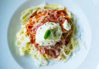 Nudeln mit gebackenem Ricotta und Tomatensauce