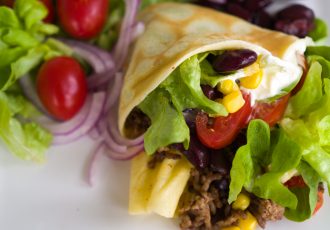 Pfannkuchen mexikanisch mit Hackfleisch, roten Bohnen und Mais