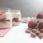 Quark mit frischen Erdbeeren und gemahlenen Mandeln