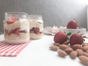 Quark mit frischen Erdbeeren und gemahlenen Mandeln