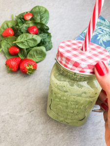 Erdbeer-Spinat Smoothie mit Kokosmilch