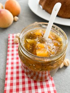 Aprikosenmarmelade-mit-Chiasamen