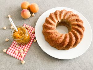 Aprikosenmarmelade-und-Nusskuchen