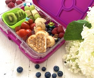 Lunchbox mit Waffel Gemüse und Obst