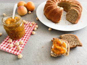 Nusskuchen-mit-Aprikosenmarmelade