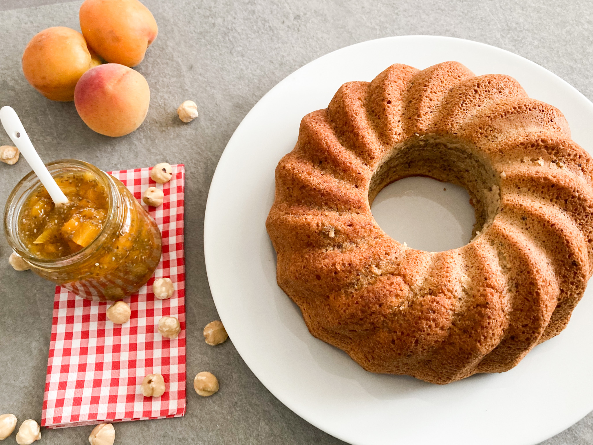 Nusskuchen mit Aprikosenmarmelade - Die kleinen Feinschmecker