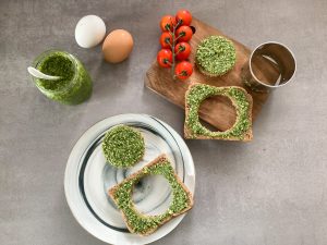 Toast-mit-Spiegelei-und-Basilikum-Pesto