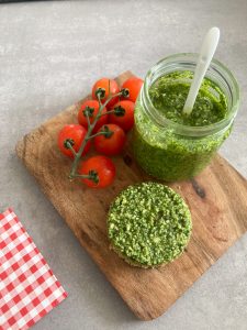 Toast-mit-Spiegelei-und-Basilikum-Pesto