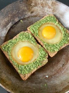 Toast-mit-Spiegelei-und-Basilikum-Pesto
